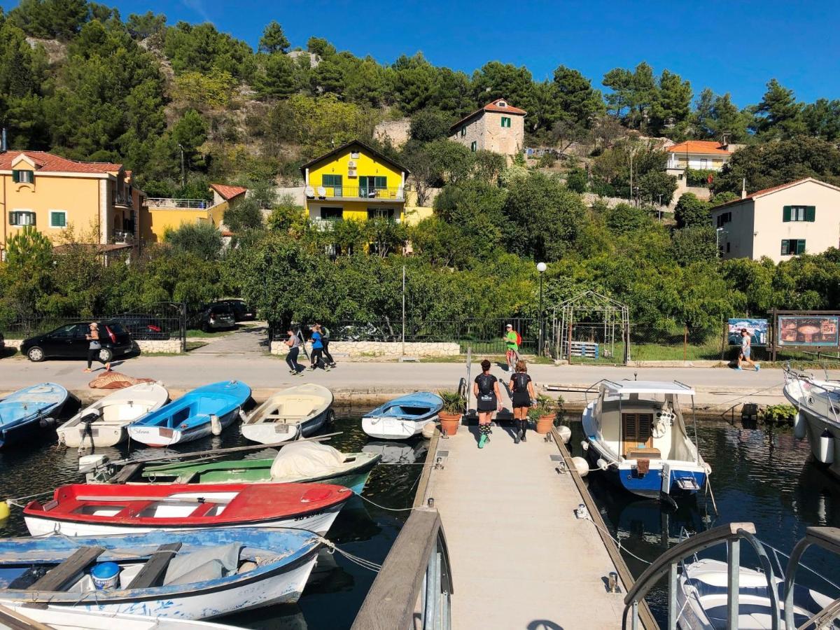 Apartments & Rooms Formenti Skradin Esterno foto